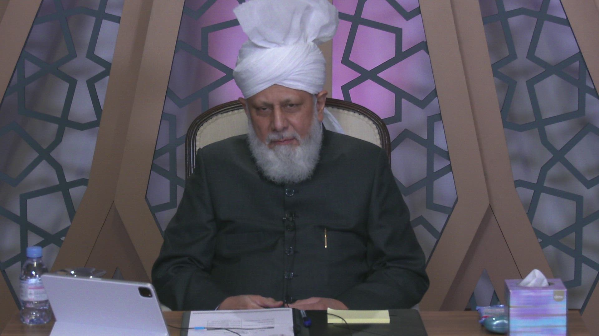 Huzoor's Mulaqat With New Converts